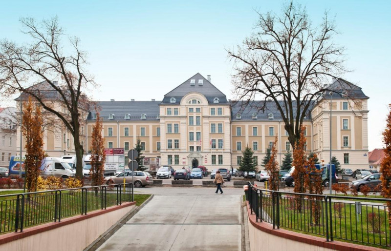 Zdjęcie przedstawia budynek Starostwa Powiatowego w Ostródzie